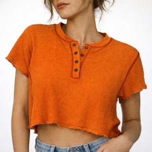 BDG Urban Outfitters 90s Raw Edge Cropped Waffle Henley Tee – Orange – Small